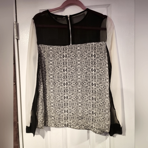 W118 by Walter Baker black and white pattern top sheer details - Picture 4 of 6